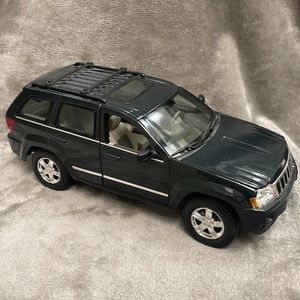 2005 Maisto Jeep Grand Cherokee 1/18 scale diecast model Limited Edition